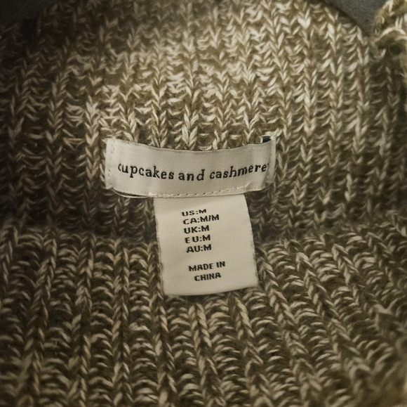 Cupcakes and Cashmere sweater - Picture 2 of 2